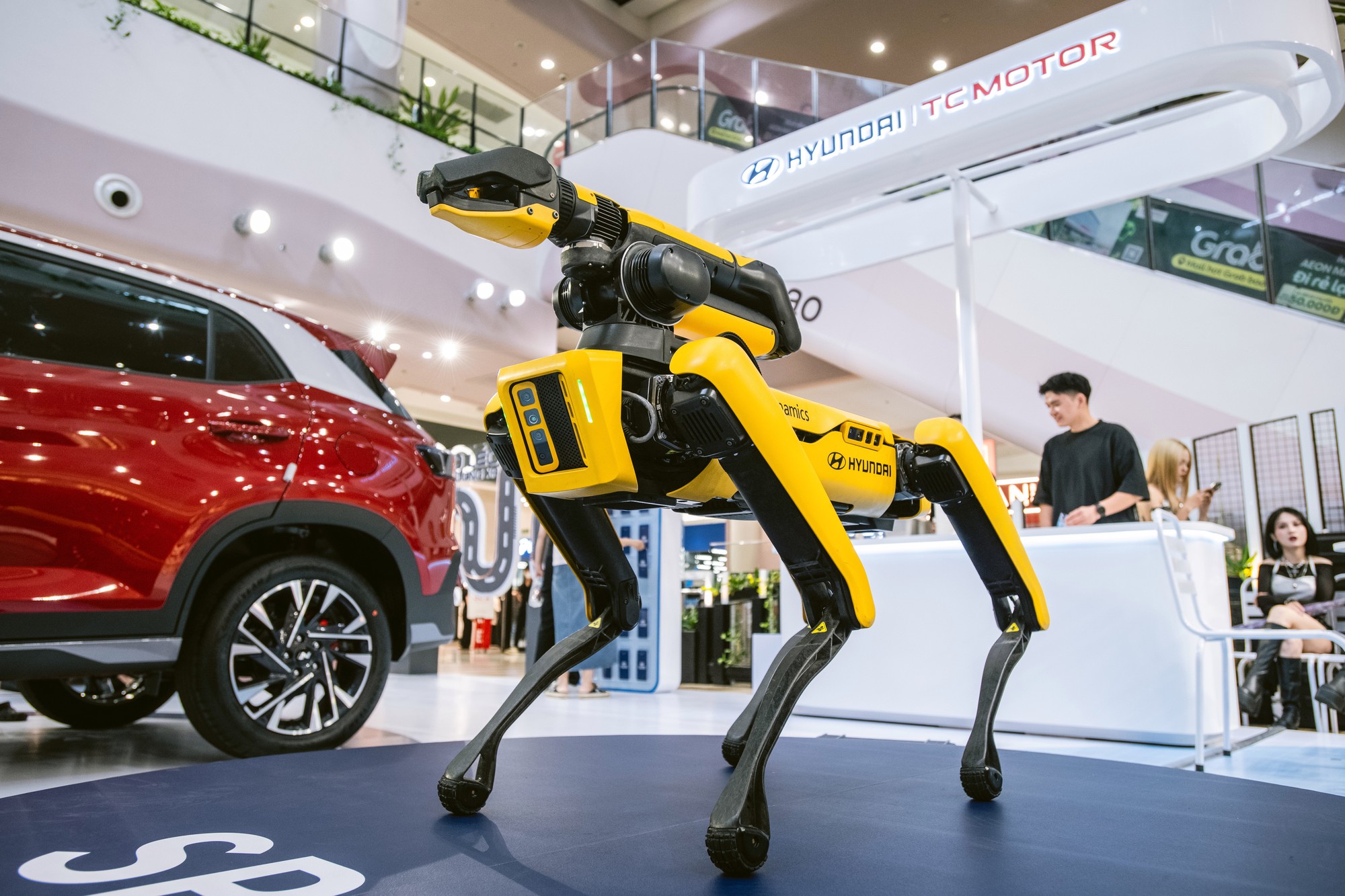 Robot Spot trình diễn khả năng tương tác thực tế thu hút sự chú ý của giới công nghệ- Ảnh 1. Robot Spot xuất hiện tại sự kiện trưng bày xe